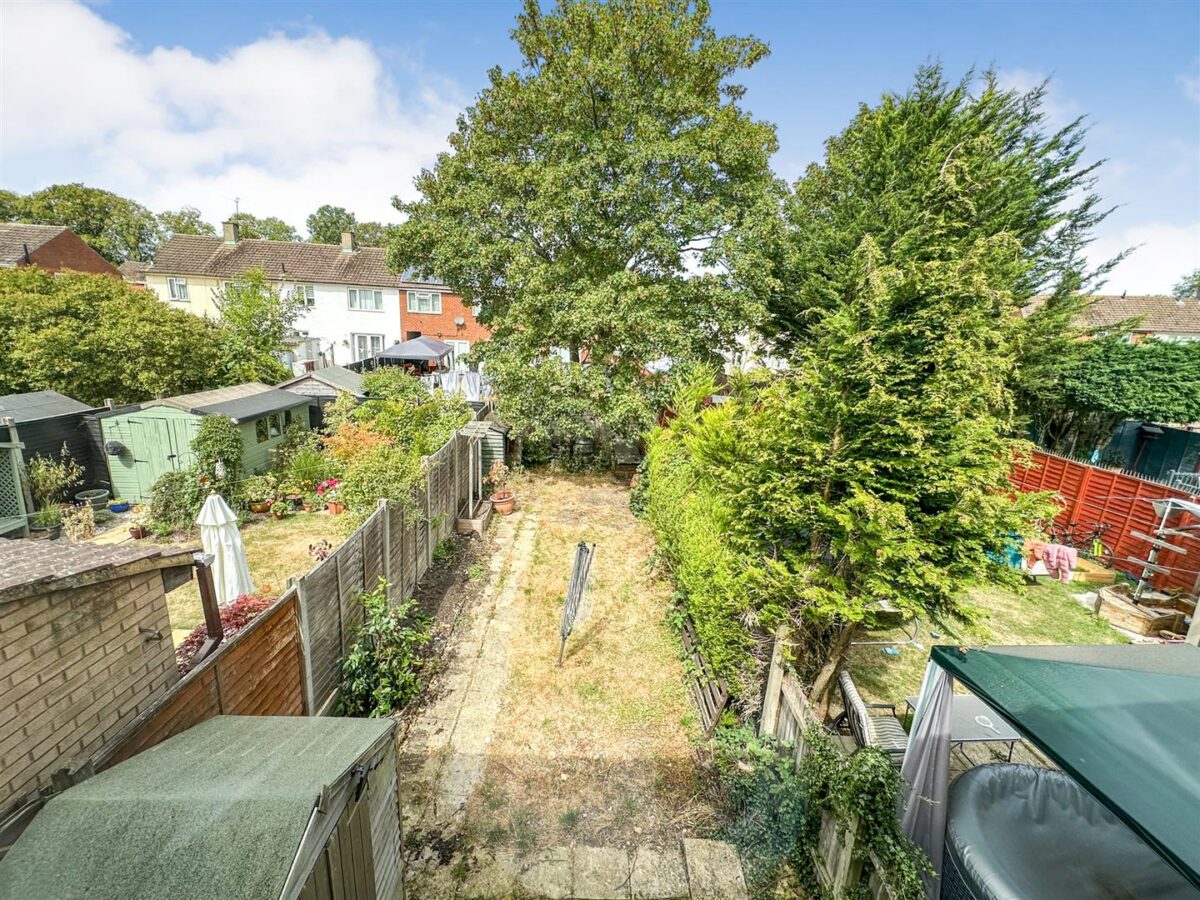 Pine Walk, Corby