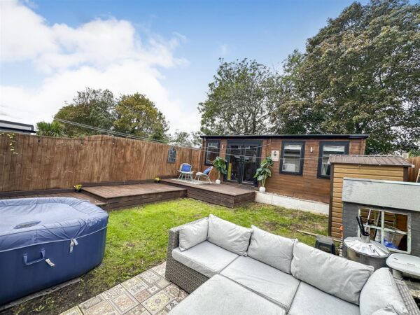 Howe Crescent, Corby