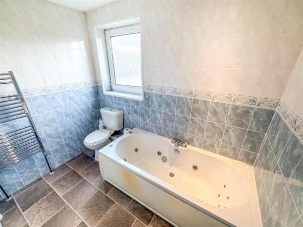 Katrine Close, Corby