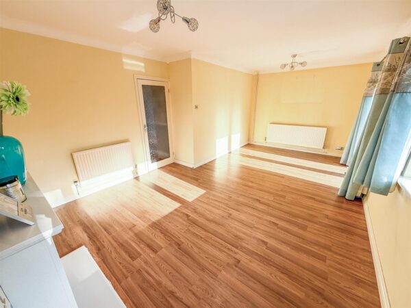 Katrine Close, Corby