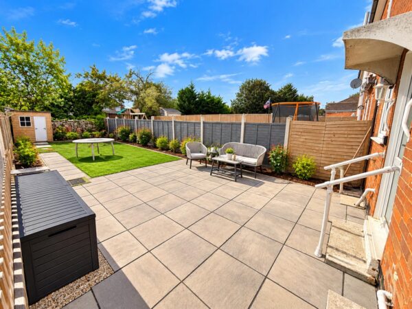 West Glebe Road, Corby