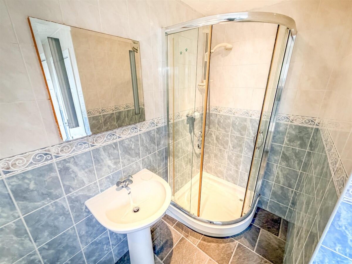 Katrine Close, Corby