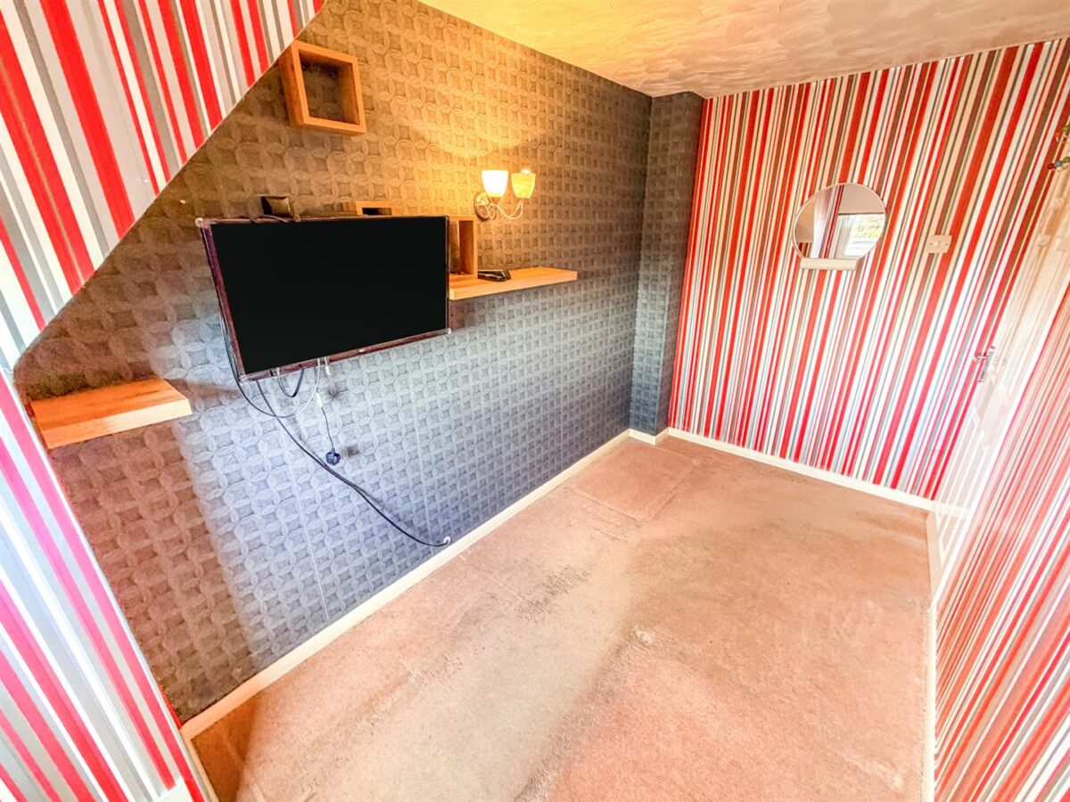 Katrine Close, Corby
